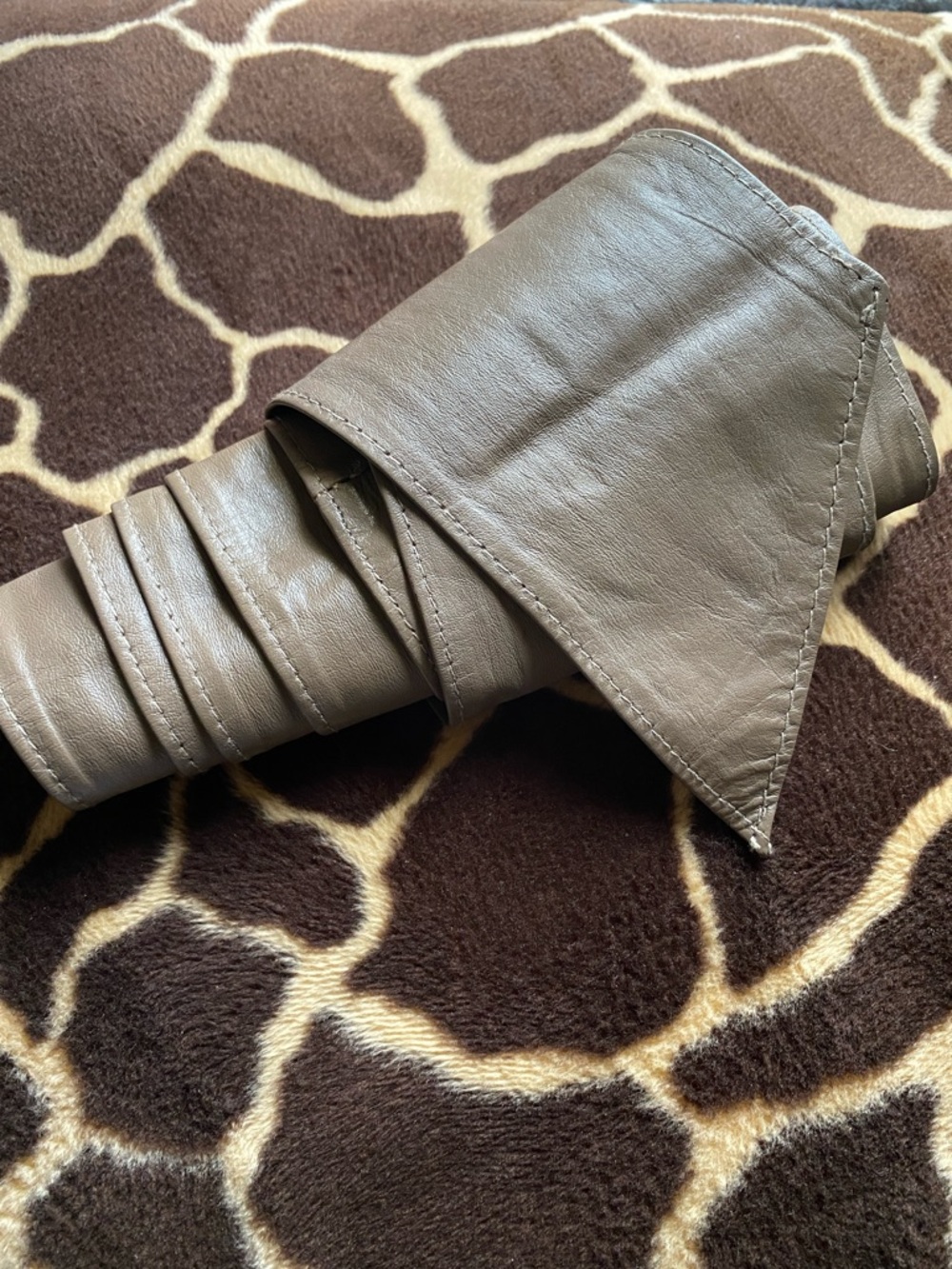 Vintage 80’s Taupe Wrap Around Leather Tie Belt - Picture 7 of 8
